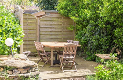 Peumerit House | Holiday Home 'Le Grand Gîte De Blandine' with Private Terrace, Shared Garden and Wi-Fi