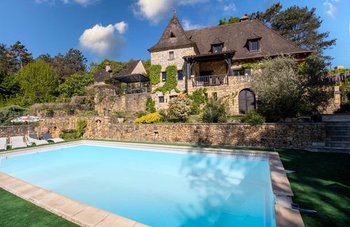 Saint-Cyprien House | Holiday Home 'Le Pigeonnier De Sinzelle' with Private Pool, Private Terrace and Wi-Fi