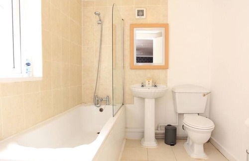 Pembroke Dock House | Holiday home★Leisure★Private Parking★Pembroke Dock