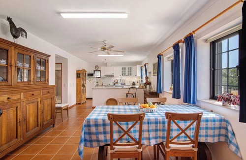 Vale Grande House | Holiday Home 'Leo' with Sea View, Wi-Fi and Air Conditioning