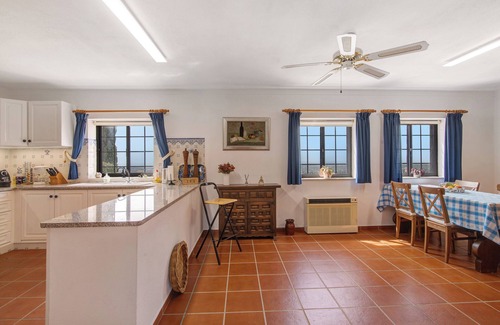 Vale Grande House | Holiday Home 'Leo' with Sea View, Wi-Fi and Air Conditioning