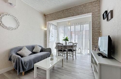 Tharon-Plage House | Holiday Home Les Coquillages by Interhome