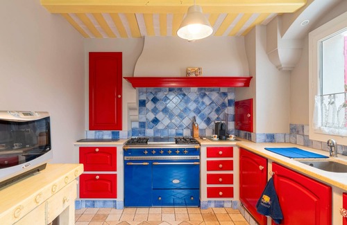Molleges House | Holiday Home 'Les Dames De Molleges' with Mountain View, Wi-Fi and Air Conditioning