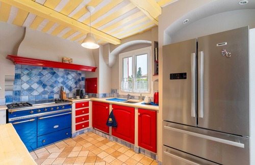 Molleges House | Holiday Home 'Les Dames De Molleges' with Mountain View, Wi-Fi and Air Conditioning