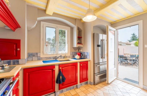 Molleges House | Holiday Home 'Les Dames De Molleges' with Mountain View, Wi-Fi and Air Conditioning