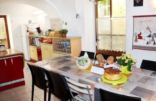 Grane House | Holiday Home 'Les Remparts' with Mountain View, Private Terrace and Wi-Fi