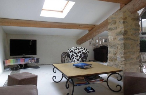 Savoillan House | Holiday Home 'Luxueuse Bergerie Pied Du Ventoux' with Mountain View, Shared Terrace and Wi-Fi