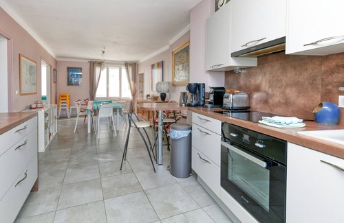 Le Pouliguen House | Holiday Home 'Maison De Famille Paisible' with Private Terrace and Wi-Fi