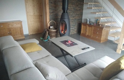 Le Nayrac House | Holiday Home 'Maison Chalet' with Mountain View, Private Terrace and Wi-Fi