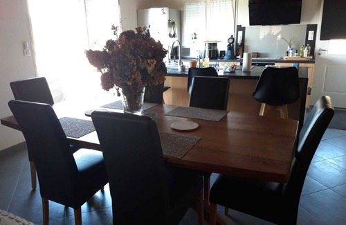 Le Nayrac House | Holiday Home 'Maison Chalet' with Mountain View, Private Terrace and Wi-Fi