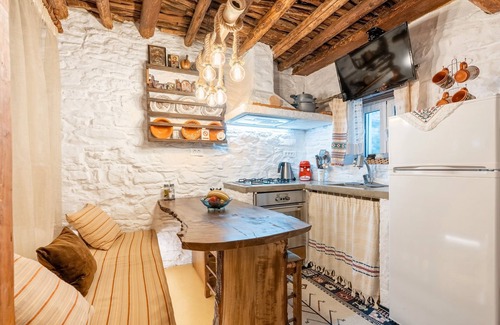 Embonas House | Holiday Home 'Mannas House 2' with Mountain View, Wi-Fi and Air Conditioning