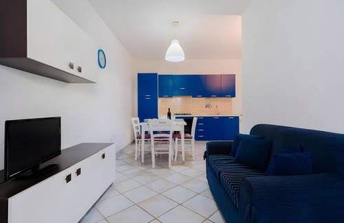 Porto Cesareo House | Holiday Home 'Mery Villaggio Chiusurelle' with Private Terrace, Private Garden and Air Conditioning