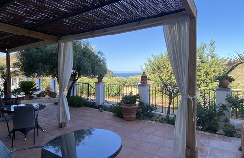 La Parata House | Holiday Home "Mi Abuela Maria" with Sea View, Pool & Wi-Fi