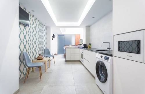 Aiora House | Holiday Home 'Oasis De Valencia' with Private Terrace, Wi-Fi and Air Conditioning