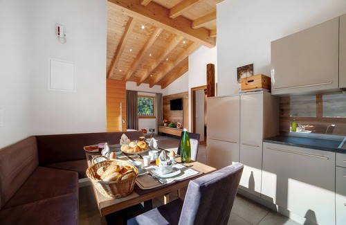 Rifiano House | Holiday Home 'Palme' with Mountain View, Shared Pool and Wi-Fi