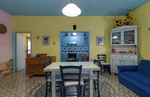 Bosa Marina House | Holiday Home "Paolo e Francesca" with Private Garden, A/C & Wi-Fi