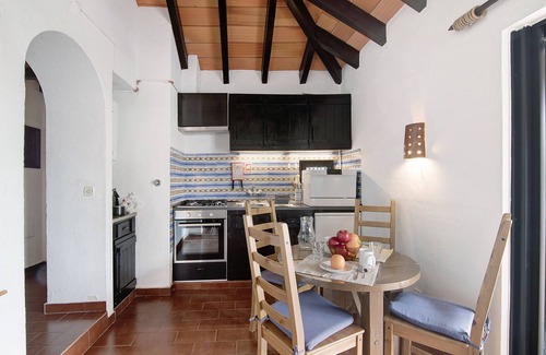 Santa Luzia House | Holiday Home 'Pedras Del Rei I' with Shared Pool, Wi-Fi and Air Conditioning