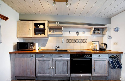 Ostersiel House | Holiday Home 'Pellworm-Kate' with Private Terrace, Private Garden and Wi-Fi