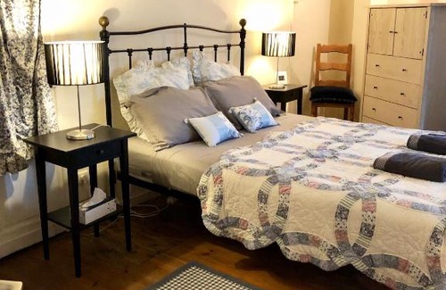 Puy-l'Eveque House | Holiday Home Petite Maison Bleue
