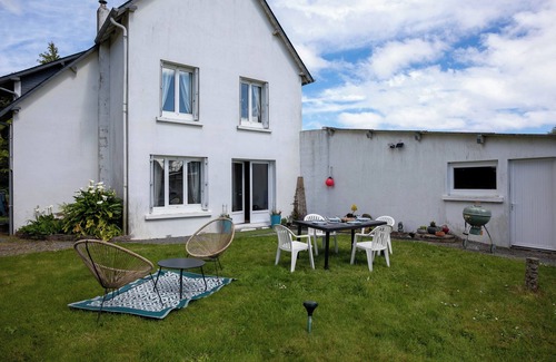 Plouha House | Holiday Home 'Proche Mer' with Private Terrace, Private Garden and Wi-Fi