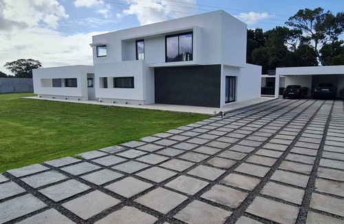 Angra do Heroismo Apartment | Holiday Home 'Bella Casa' with Mountain View, Pool and Air Conditioning