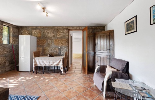 Beijos House | Holiday Home 'Casa De Andrães Pomar' with Shared Pool, Private Terrace and Wi-Fi