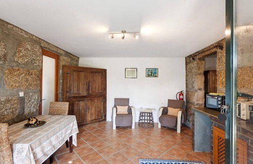 Beijos House | Holiday Home 'Casa De Andrães Pomar' with Shared Pool, Private Terrace and Wi-Fi