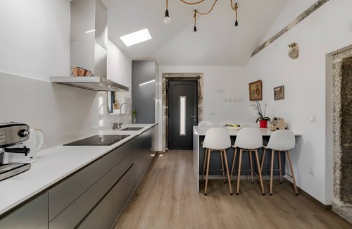 Rossas House | Holiday Home 'Quinta Do Bairro - Rés Do Chão' with Mountain View, Wi-Fi and Air Conditioning