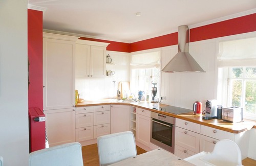 Greveling House | Holiday Home 'Reetdachhaus' with Sea View, Private Terrace and Wi-Fi