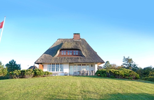 Greveling House | Holiday Home 'Reetdachhaus' with Sea View, Private Terrace and Wi-Fi