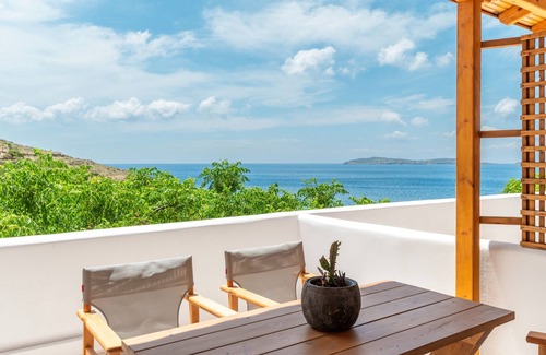 Batsi House | Holiday Home 'Seaview Mastrozanne Studio 6 Andros' with Sea View, Wi-Fi and Air Conditioning