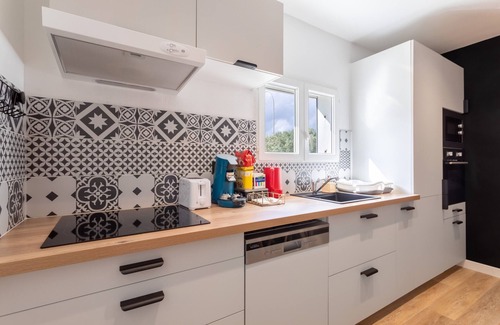 Rivesaltes House | Holiday Home 'Soleil, Mer, Montagne Pyrenées' with Private Terrace, Wi-Fi and Air Conditioning