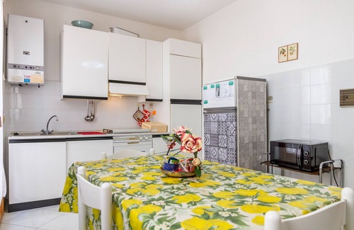 Follonica House | Holiday Home 'Sulle Note Del Mare' with Private Garden, Balcony and Wi-Fi