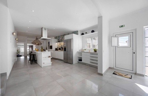 Vila do Bispo House | Holiday Home 'Surfer’s Sanctuary - Algarve' with Mountain View, Wi-Fi and Air Conditioning