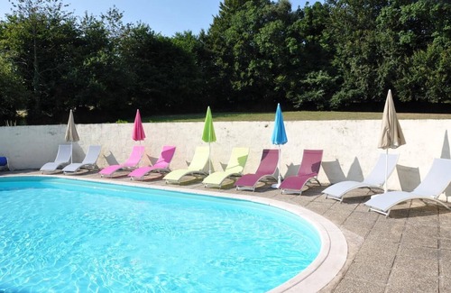 Ploerdut House | Holiday Home 'Topaze - Gîtes De Kerlividic' with Shared Pool, Shared Garden and Wi-Fi