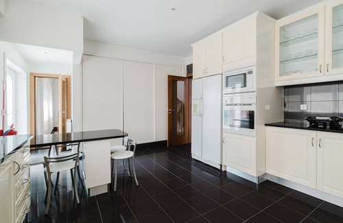 Viana do Castelo House | Holiday Home 'Viana Beach Surf House' with Sea View, Private Pool and Wi-Fi
