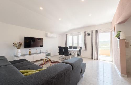 Biokovsko Selo House | Holiday Home Veronika near Makarska, private pool