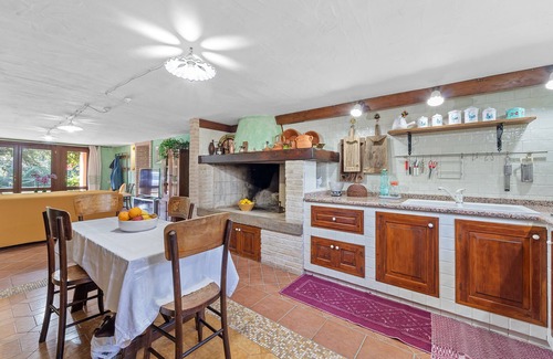 Sarroch House | Holiday Home "Villa Elena" with Mountain View, Shared Pool & Wi-Fi