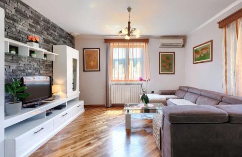 Pican House | Holiday Home Villa Helena by Interhome