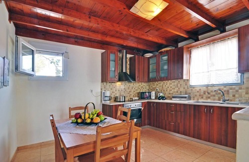 Milos House | Holiday Home 'Villa Marina' with Sea View, Wi-Fi and Air Conditioning