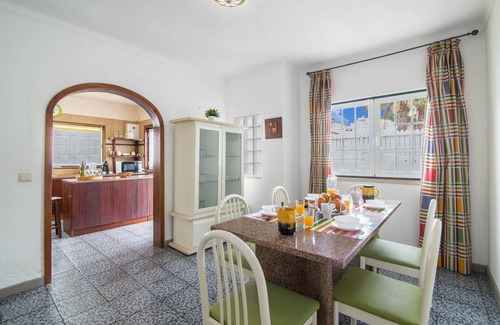 Correeira Villa | Holiday Home "Villa Sunflower Albufeira" with Private Garden, Pool & WiFi