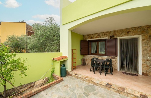 Castiadas House | Holiday Home 'Villetta Olia Speccciosa' with Private Garden, Balcony and Air Conditioning