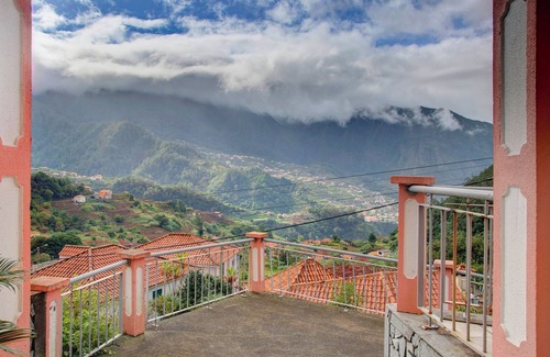 Sao Vicente House | Holiday Home 'Vinháticos House' with Mountain View, Garden & Wi-Fi