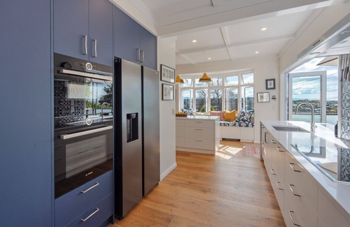 Nelson South House | Holiday home with a hottub and views, near Nelson City and Tahunanui Beach