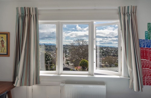 Nelson South House | Holiday home with a hottub and views, near Nelson City and Tahunanui Beach