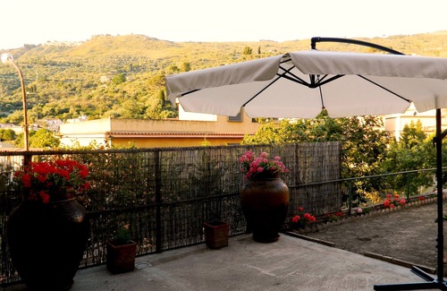 Pettineo House | Holiday home with garden