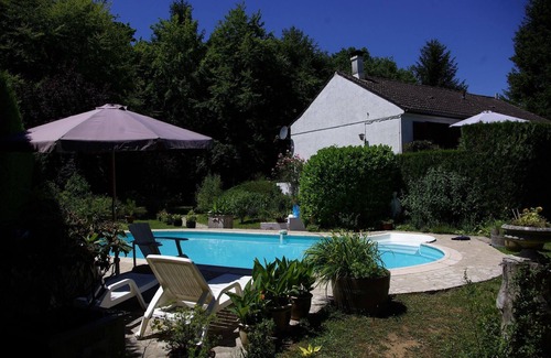 Thury House | Holiday home with garden, barbecue and terrace