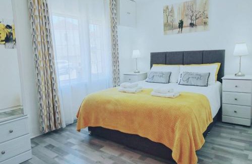 Baglan House | Holiday home with private Garden and mountain view
