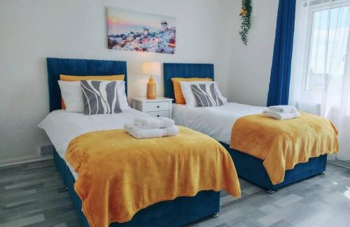 Baglan House | Holiday home with private Garden and mountain view