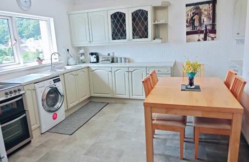 Baglan House | Holiday home with private Garden and mountain view